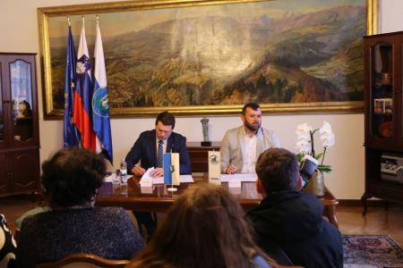 Podpis pogodbe; župan Občine Kamnik Matej Slapar in Almir Dizdarević, direktor podjetja Arol